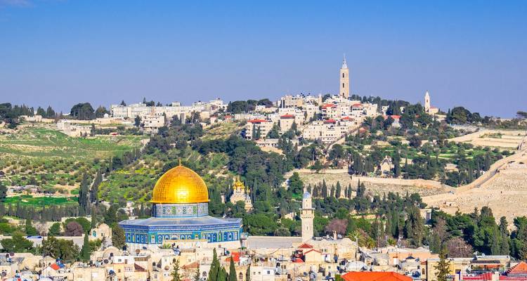 Overview of a city with a famous golden dome.