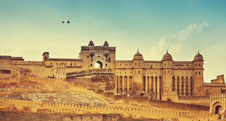 Amber Fort onder een heldere blauwe hemel.