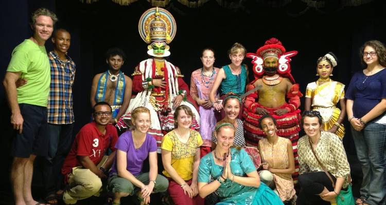 Grande photo de groupe avec des personnes en costumes traditionnels indiens, exécutant du Kathakali et d'autres danses.