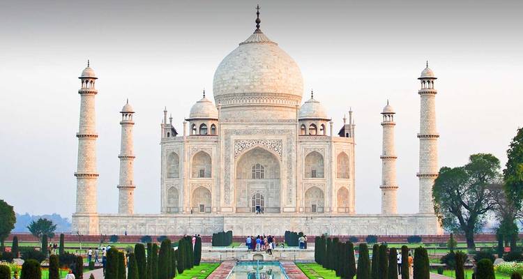 De iconische Taj Mahal met bezoekers op het terrein.
