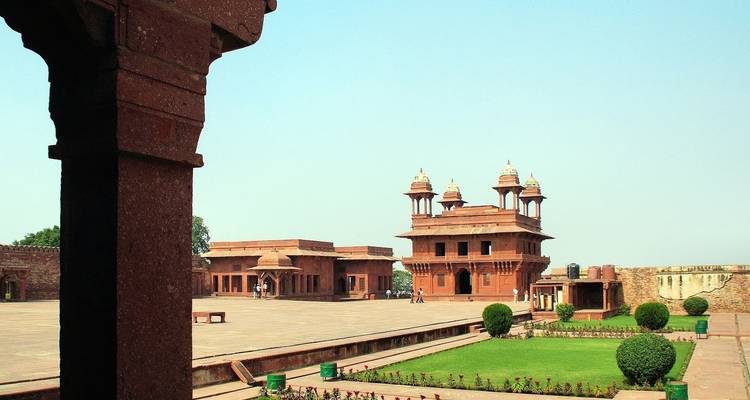 Fatehpur Sikri-architectuur met goed onderhouden tuinen.
