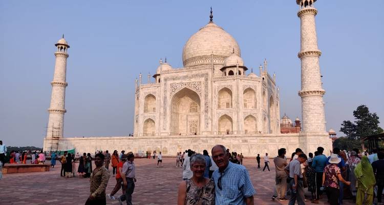 Paar posiert vor dem Taj Mahal.