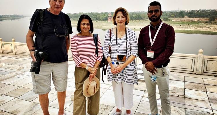 Gruppe von vier Touristen, die auf einer Terrasse mit Aussicht stehen.