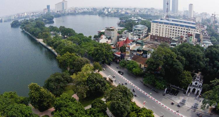 Vista aérea de una ciudad con un gran lago y numerosos edificios.
