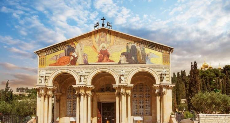 Kirche mit verzierter Fassade und Mosaikkunst.