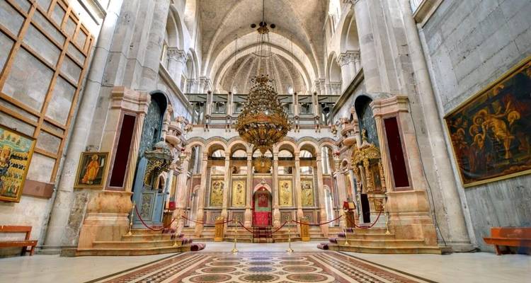 Kompliziertes Interieur eines historischen Gebäudes.