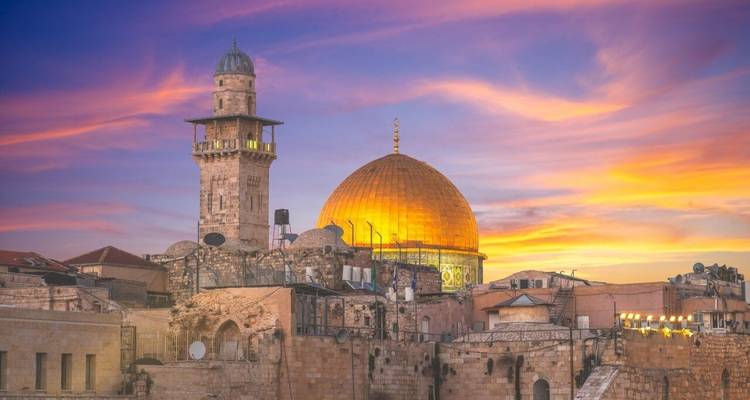 Skyline mit Felsendom bei Sonnenuntergang.