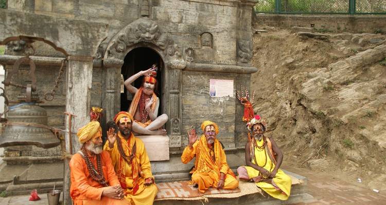 Groupe de personnes en tenue traditionnelle autour de l'entrée d'un temple.