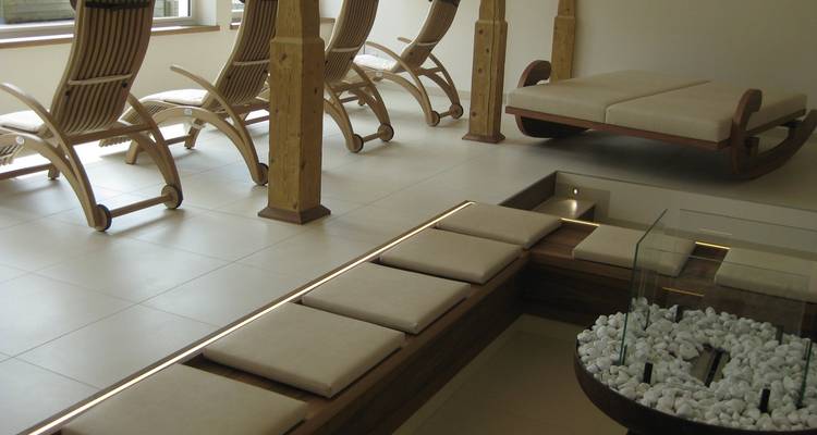 Plan intérieur d'un spa ou d'un espace de détente avec des chaises longues.
