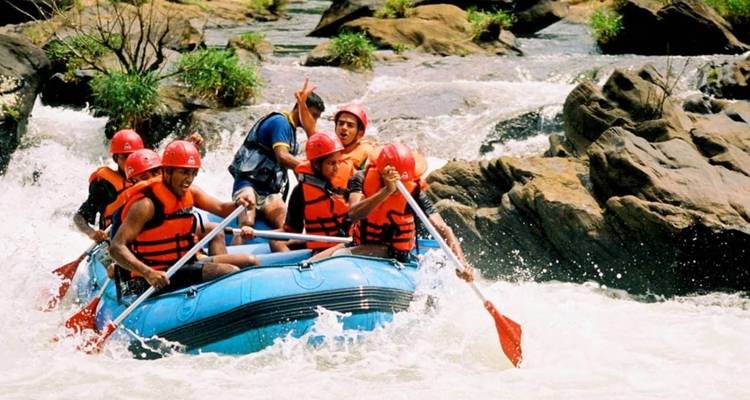 Groep mensen die raften in wildwaterstroomversnellingen.