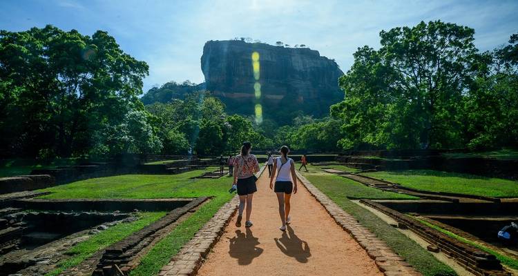 Zwei Touristen, die zur Sigiriya-Felsenfestung gehen.