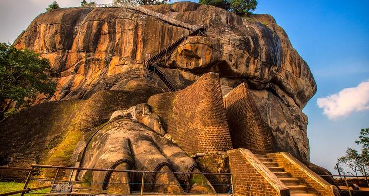 Die Felsenfestung von Sigiriya mit detailliertem Mauerwerk und Treppen.