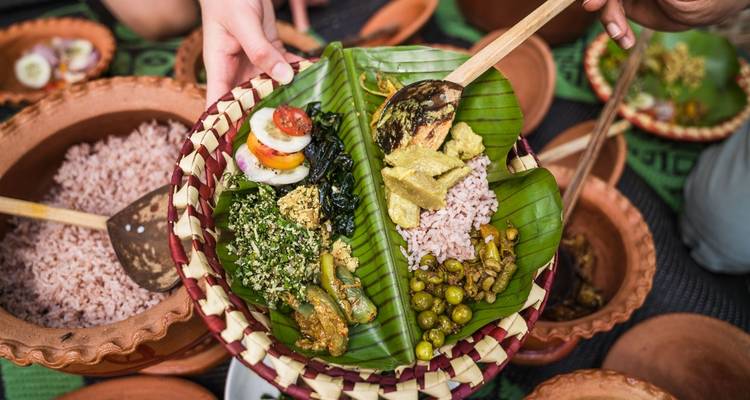Traditionelles sri-lankisches Essen serviert auf Bananenblättern.