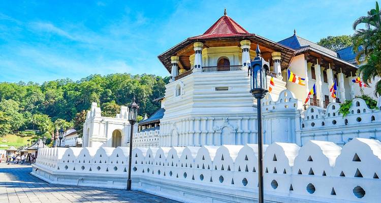 Tempel der Heiligen Zahnreliquie bei Tageslicht.