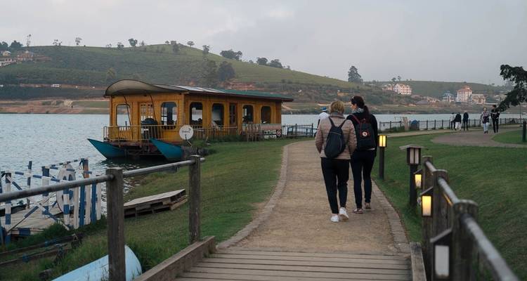 Menschen, die in der Nähe einer Bootsstation am See spazieren gehen.