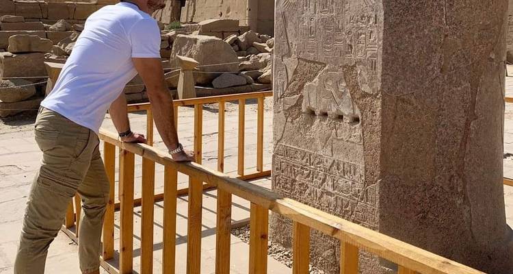 I notice there might be some confusion here. The text you provided appears to already be in German, not English.
The German text "Man leaning on a fence examining hieroglyphs on a stone pillar" would actually translate TO English as: "Man leaning on a fence examining hieroglyphs on a stone pillar."
If you meant to translate FROM English TO German, the English phrase "Man leaning on a fence examining hieroglyphs on a stone pillar" would be:
"Mann, der sich an einen Zaun lehnt und Hieroglyphen