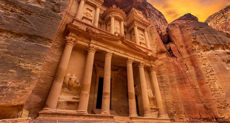Das Schatzhaus in Petra, Jordanien, mit einem dramatischen Himmel darüber.