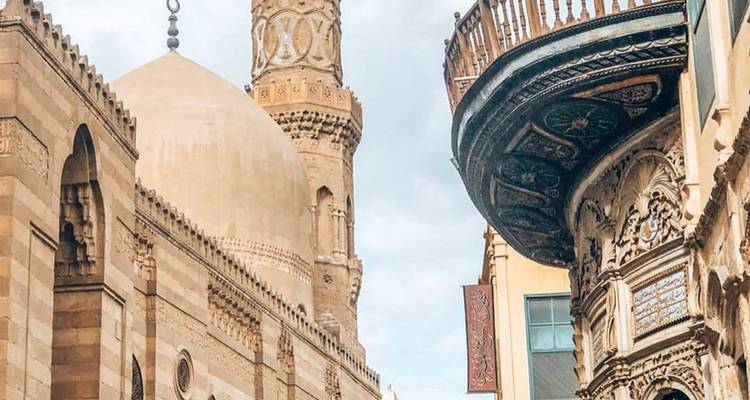 Straßenansicht einer prunkvollen Moschee mit kunstvollen Verzierungen in Kairo.