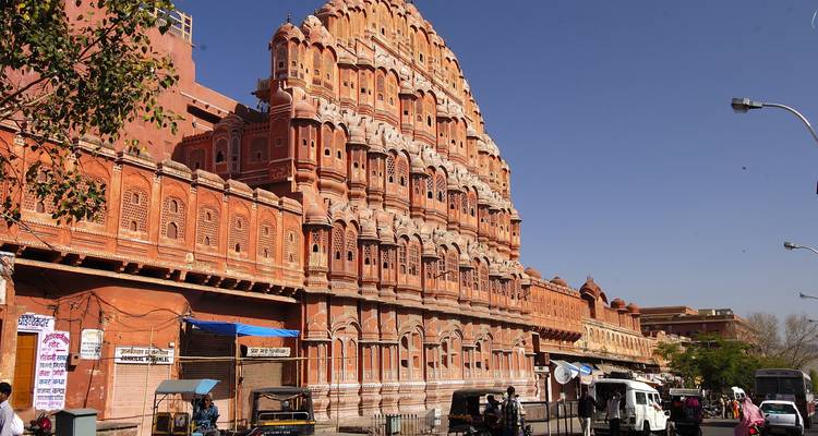 Le Hawa Mahal avec son style architectural distinctif à Jaipur.