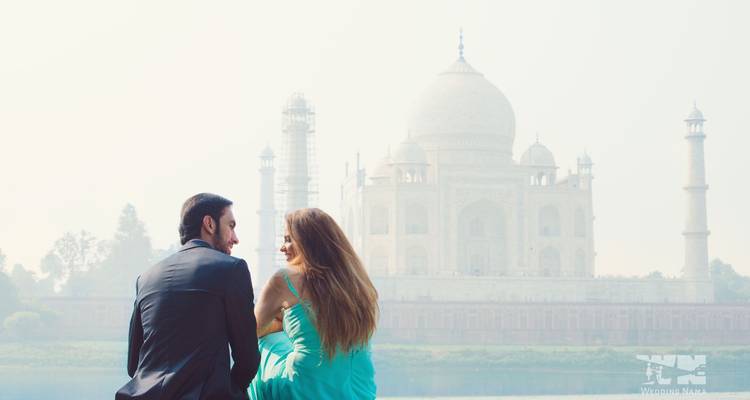 Couple assis face au Taj Mahal partiellement en construction.