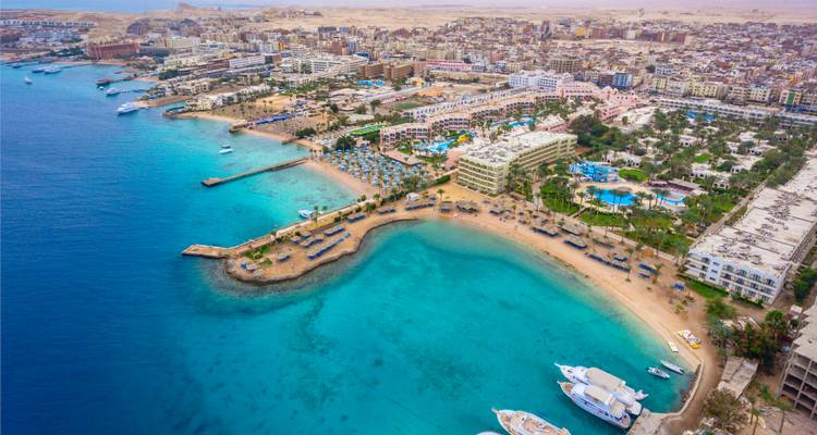 Vista aérea de una playa y zona urbana