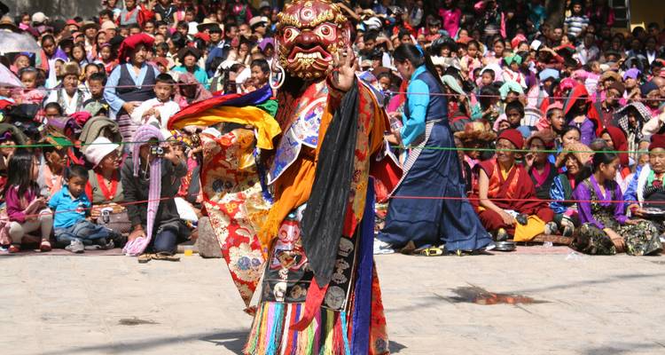 Artista tradicional en traje típico en un evento cultural.