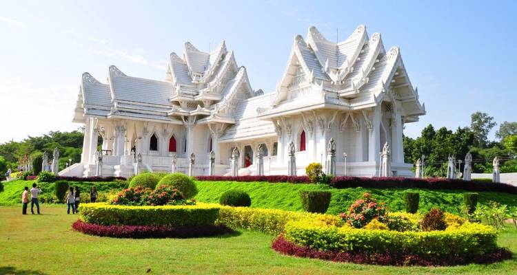 Templo blanco con arquitectura distintiva y jardines cuidados.