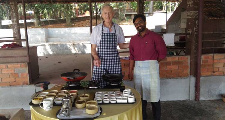 Zwei Personen an einer Kochstation mit Zutaten.