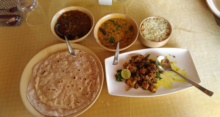 Here's the German translation:
"Ausbreitung traditioneller indischer Gerichte auf einem Tisch."
Alternative translations that might sound more natural in German:
- "Traditionelle indische Gerichte auf einem Tisch ausgebreitet."
- "Eine Auswahl traditioneller indischer Gerichte auf einem Tisch."