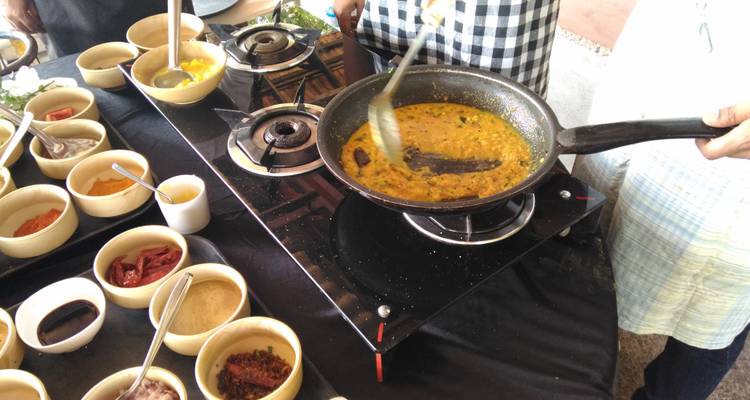 Traditionelles Gericht mit Gewürzen am Herd kochen.