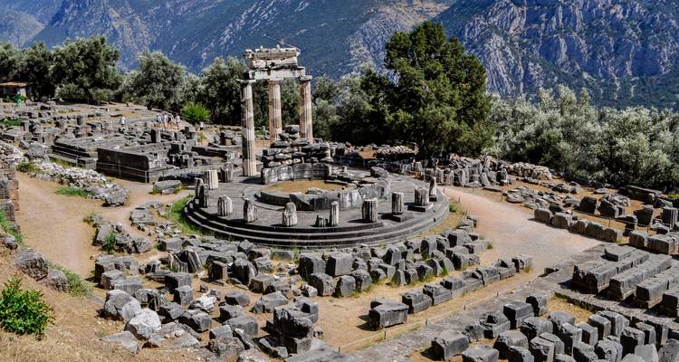 Ruins of Delphi with mountains in the background.