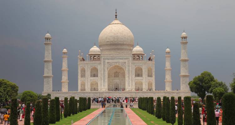 Le Taj Mahal avec une foule de visiteurs au premier plan.