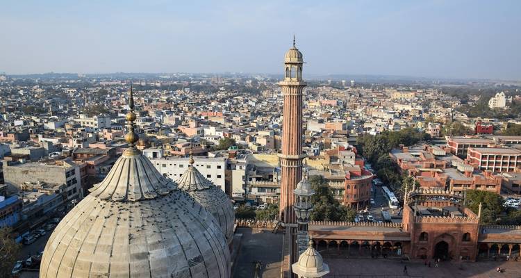 Vue aérienne d'une ville ancienne avec un minaret proéminent.
