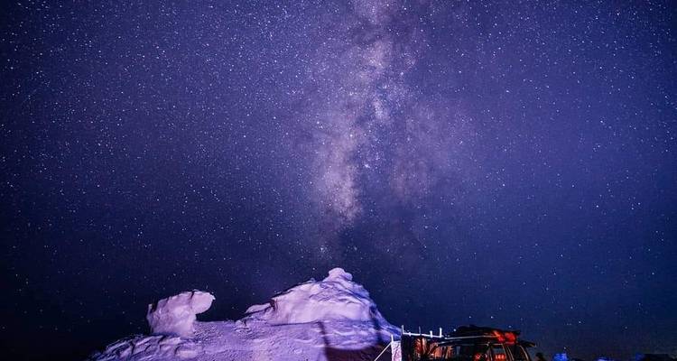 Sterrennacht boven woestijnrotsformaties.