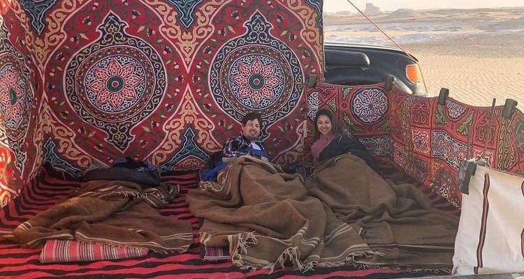 Een stel dat ontspant in een gezellige tentenopstelling in de woestijn.