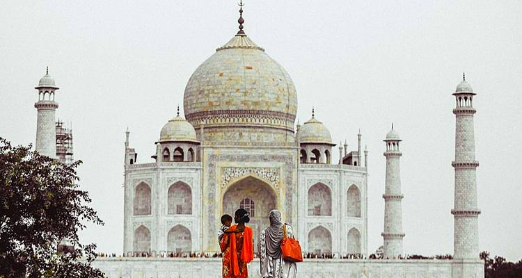 De Taj Mahal met mensen op de voorgrond.