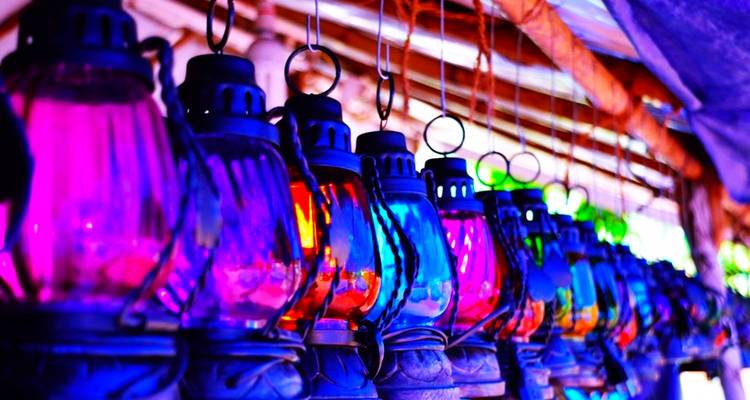 Kleurrijke lantaarns die op een rij hangen.