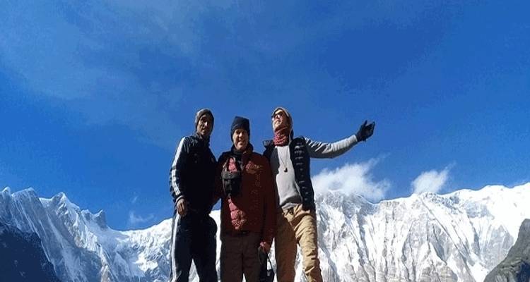 Excursionismo al Santuario del Annapurna con un presupuesto - Outshine Adventure  1