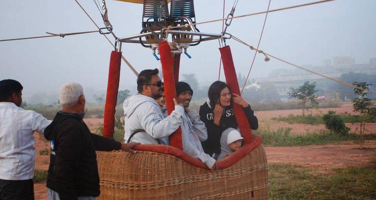 Gruppe von Menschen in einem Heißluftballonkorb, die sich auf den Flug vorbereiten.