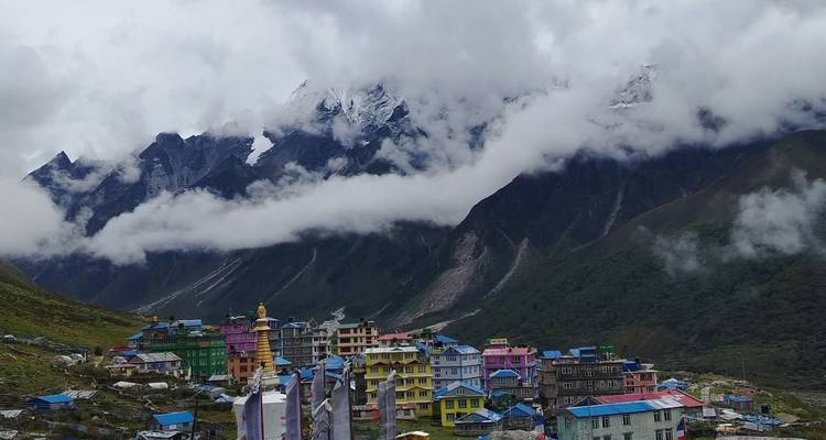 Village coloré dans le parc national de Langtang sous un ciel nuageux.