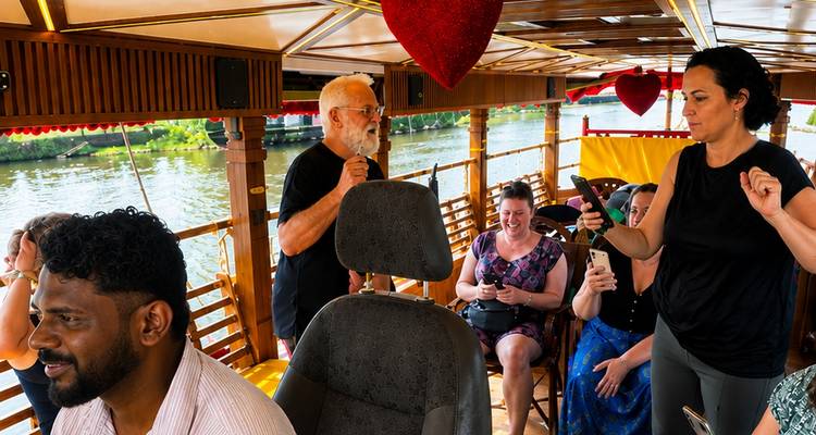 Les passagers profitent de la musique et de la danse à bord d'une traditionnelle péniche du Kerala naviguant sur les backwaters.