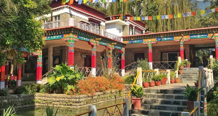 Bâtiment traditionnel avec des drapeaux de prière colorés.