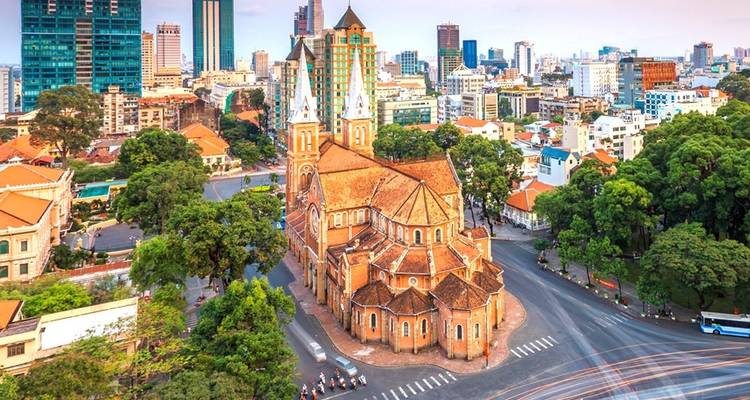 Vista aérea de una catedral rodeada de edificios de la ciudad.