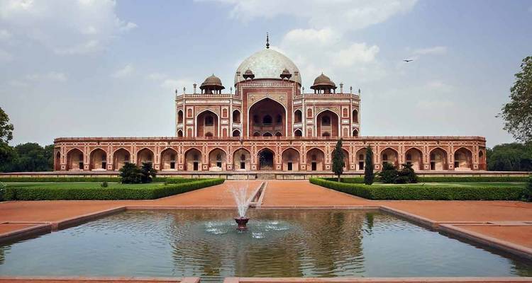 Humayun's Tombe met verzorgde tuinen in New Delhi.