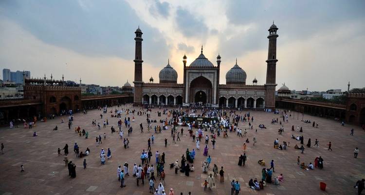Een bruisend plein met de Jama Masjid-moskee in New Delhi.