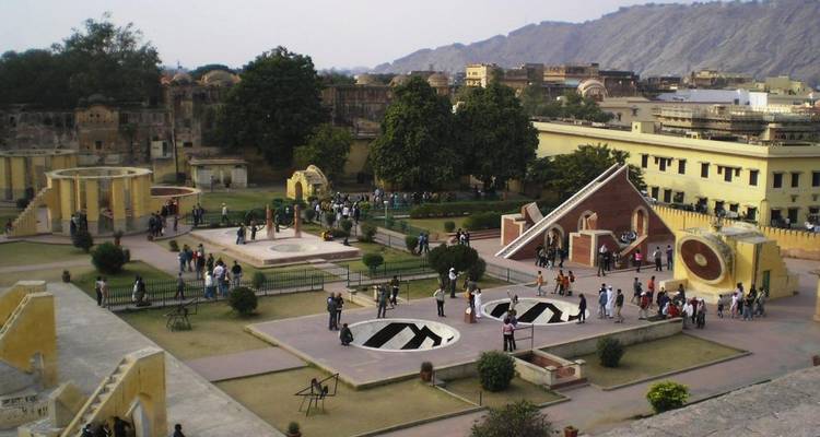 Bezoekers die Jantar Mantar in Jaipur verkennen.