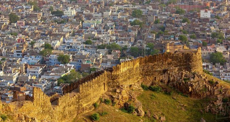 Luchtfoto van Fort Amer met een uitgestrekt stadslandschap.