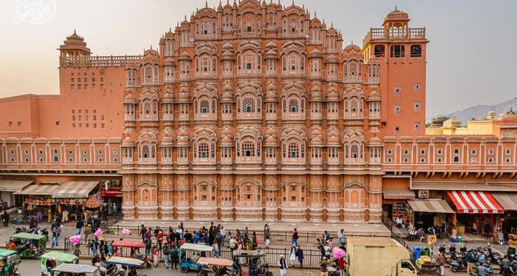 Hawa Mahal met drukke straatmarkt in Jaipur.