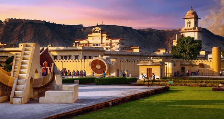 Historisch observatorium met architecturale instrumenten in Jaipur.