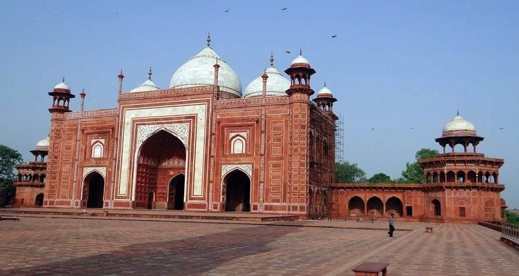 Sierlijke rode zandstenen poort in een historische Indiase locatie.